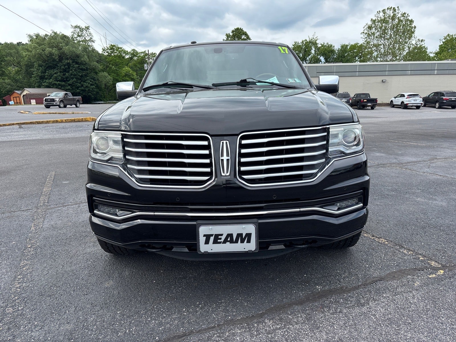 2017 Lincoln Navigator L — side profile view